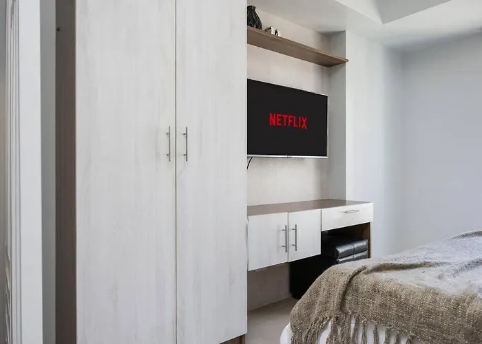 Furnished In Avida Towers Riala, It Park With Pool View, Wifi, Netflix And Apartment *